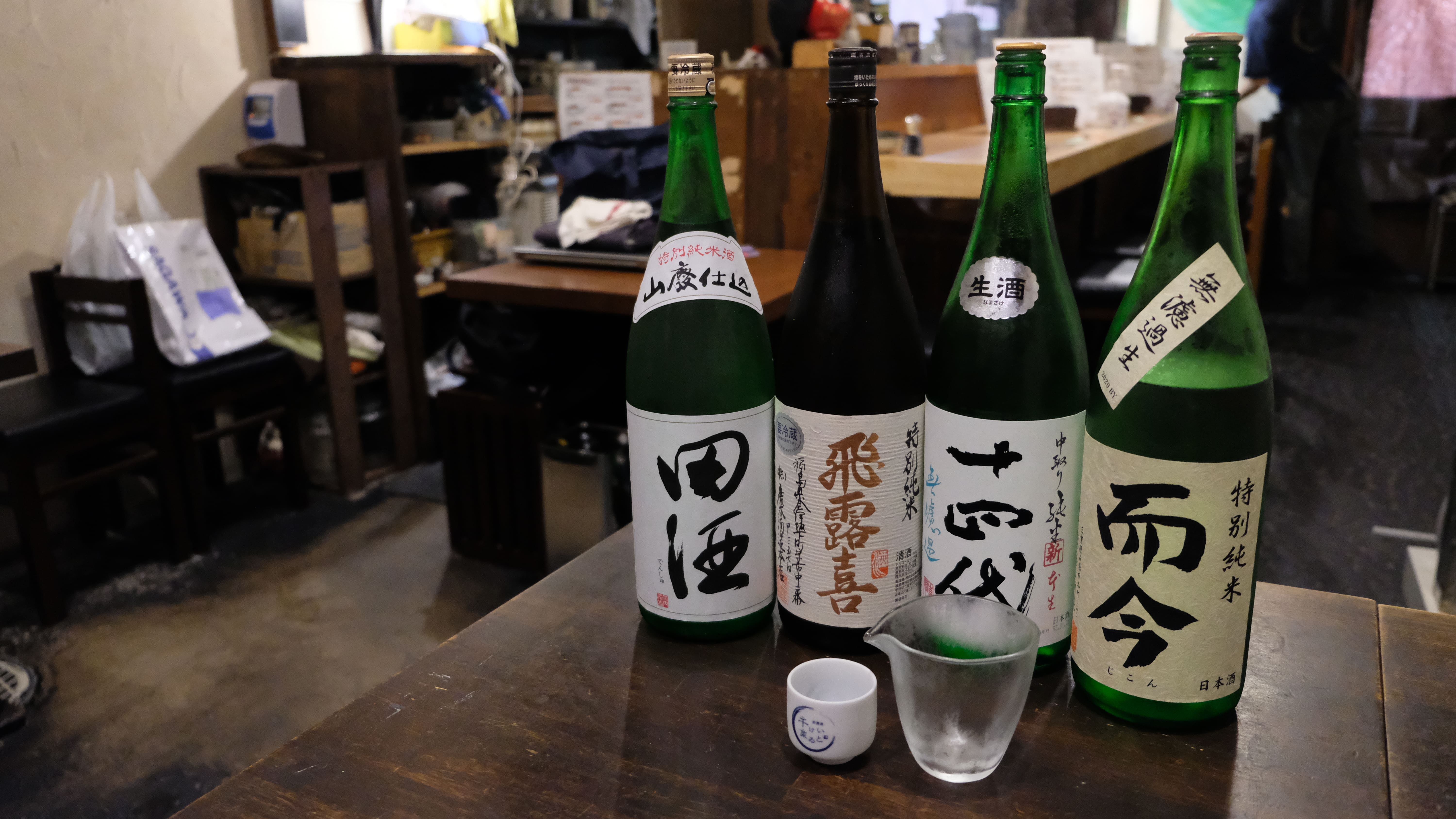 旬の魚介を使ったお料理やこだわりの日本酒も自慢